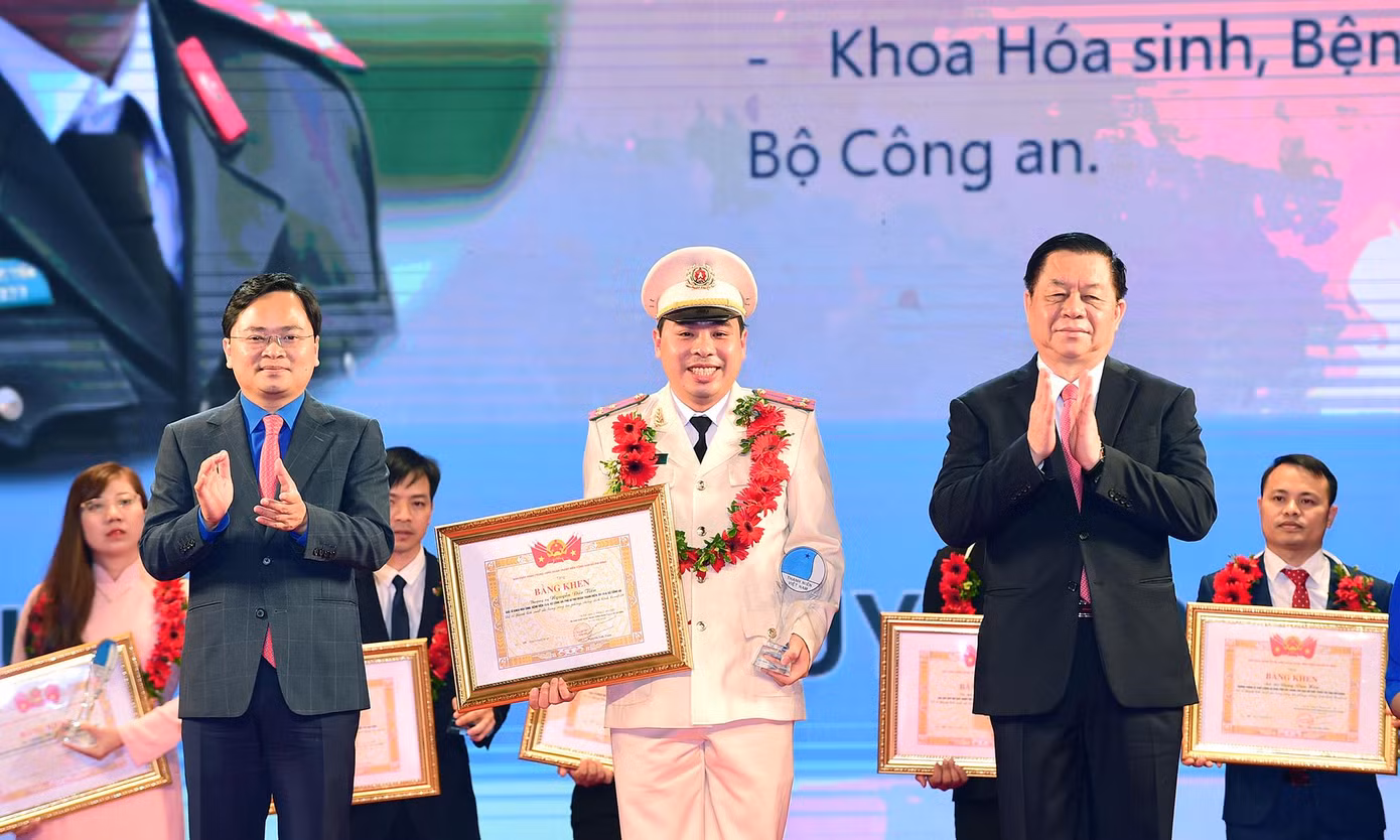 Thầy thuốc trẻ Nguyễn Đức Tiến nhận khen thưởng. Ảnh: Xuân Tùng