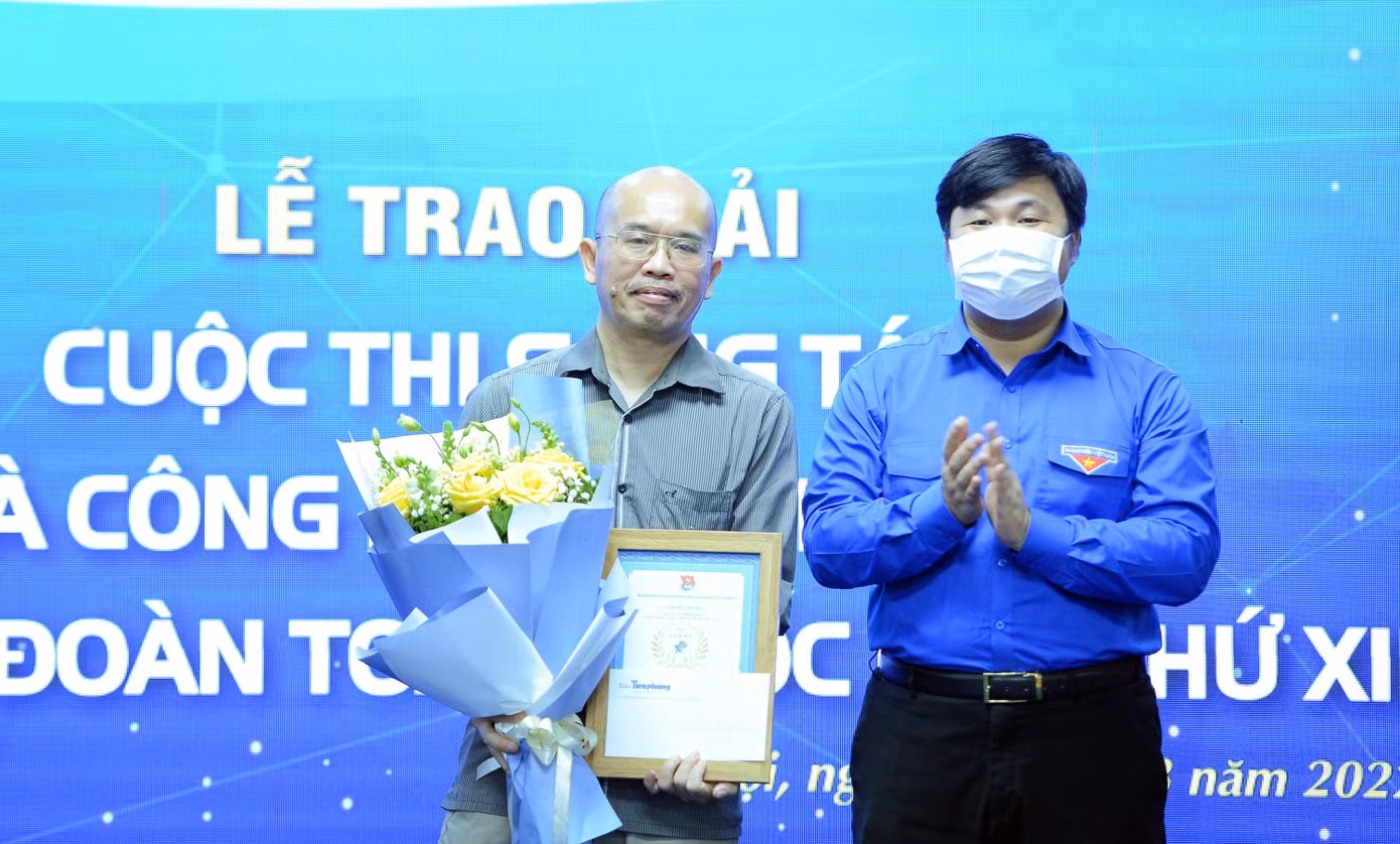 Anh Nguyễn Thái An, Ủy viên Ban Thường vụ, Trưởng Ban Tuyên giáo T.Ư Đoàn, trao tặng tác giả đoạt giải Ba