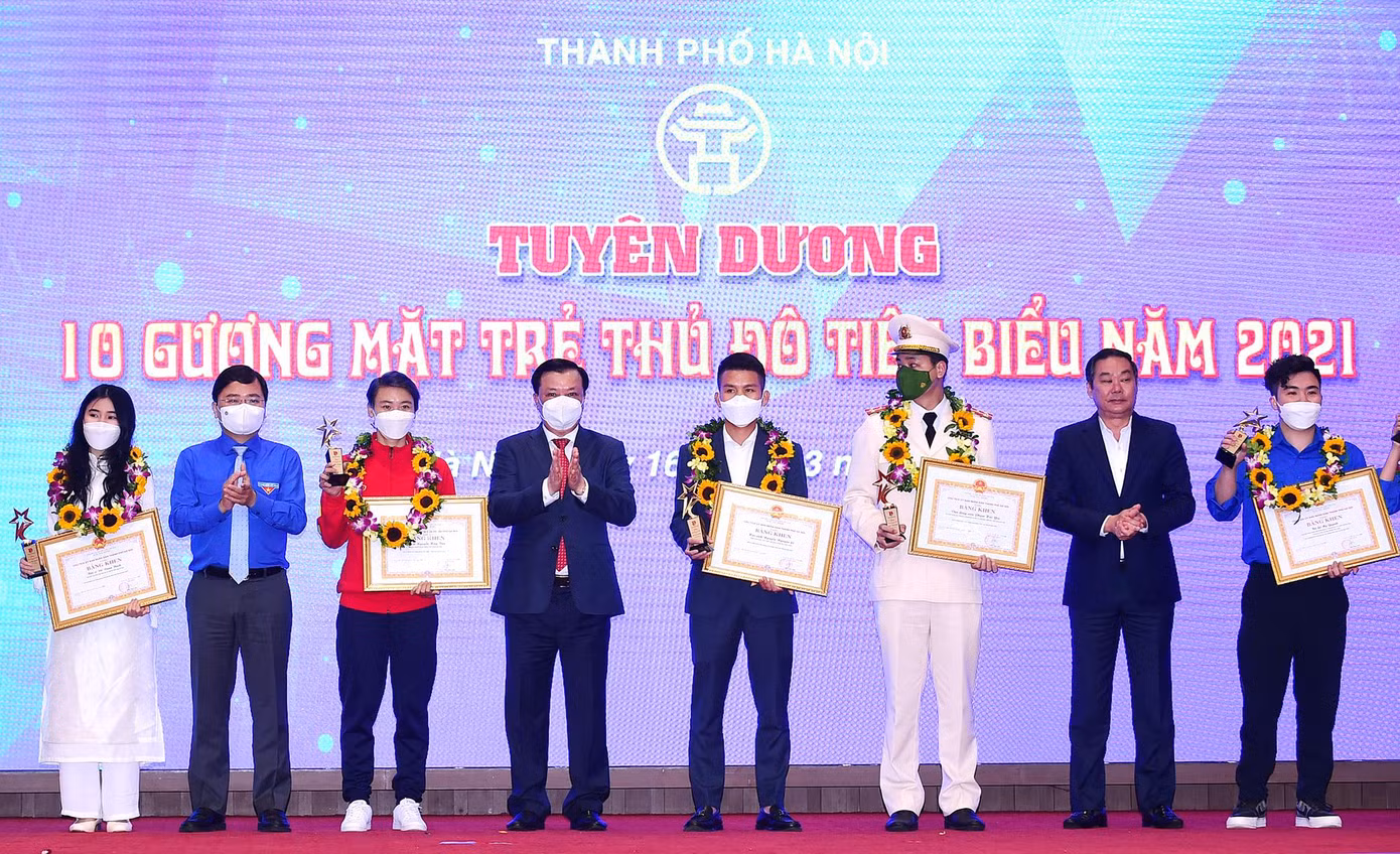 Các gương mặt trẻ Thủ đô tiêu biểu được tuyên dương tại chương trình. Ảnh: Xuân Tùng