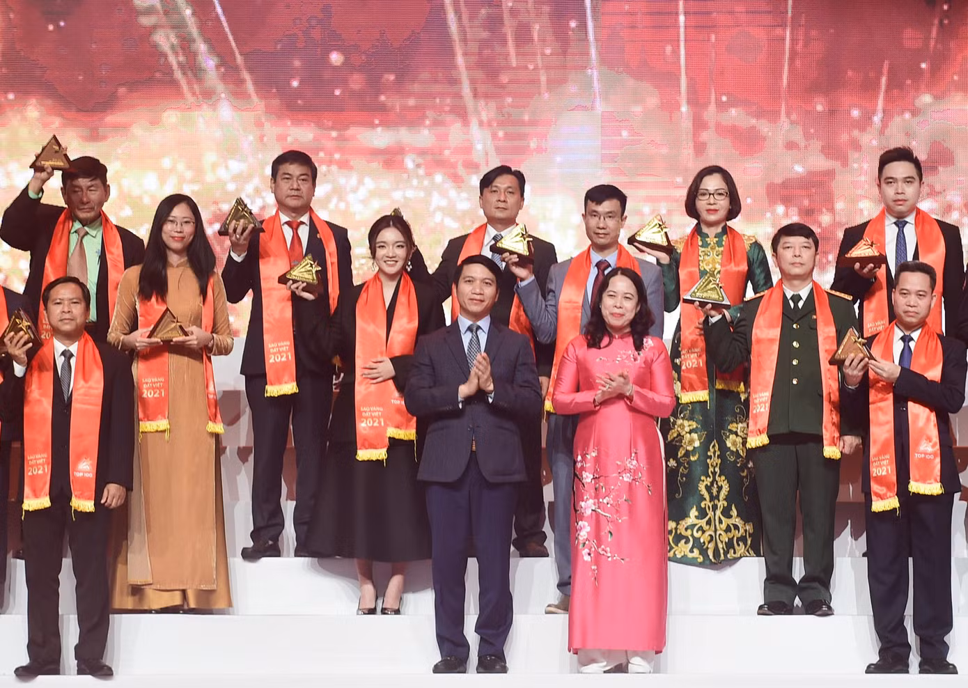 Phó Chủ tịch nước Võ Thị Ánh Xuân và Bí thư T.Ư Đoàn, Chủ tịch Hội LHTN Việt Nam Nguyễn Ngọc Lương trao giải Top 100 Sao Vàng đất Việt năm 2021