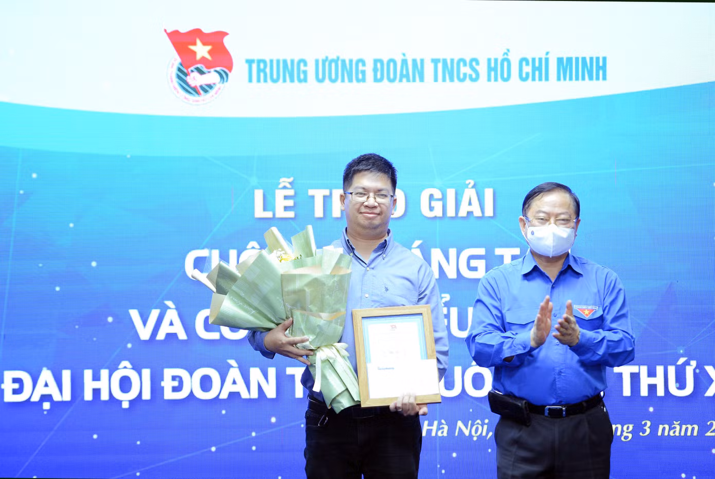Nhà báo Lê Xuân Sơn trao tặng giải Nhì. Ảnh: Dương Triều
