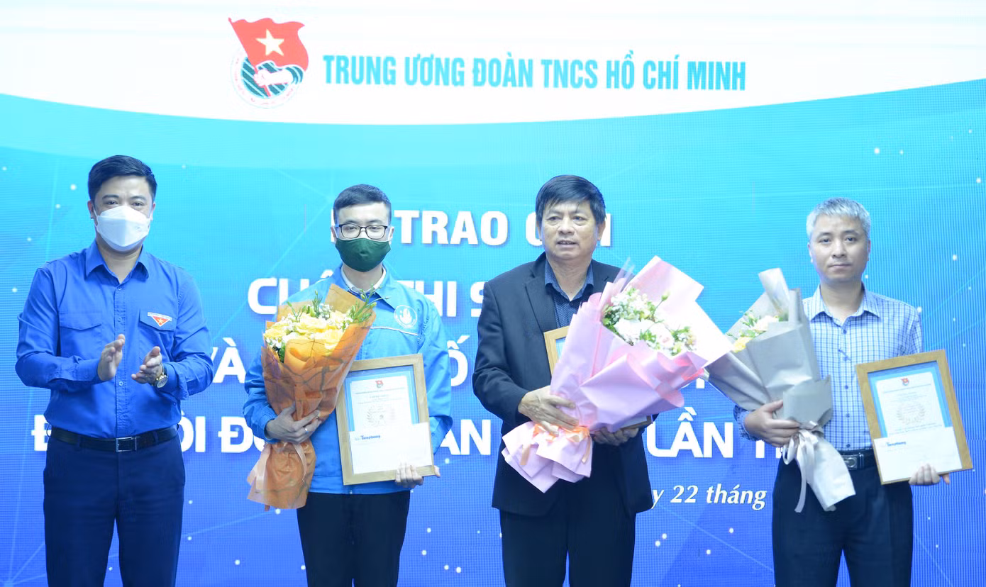 Anh Trần Văn Đông, Ủy viên Ban Thường vụ, Phó Chánh Văn phòng T.Ư Đoàn, trao tặng các tác giả đoạt giải Khuyến khích. Ảnh: Dương Triều