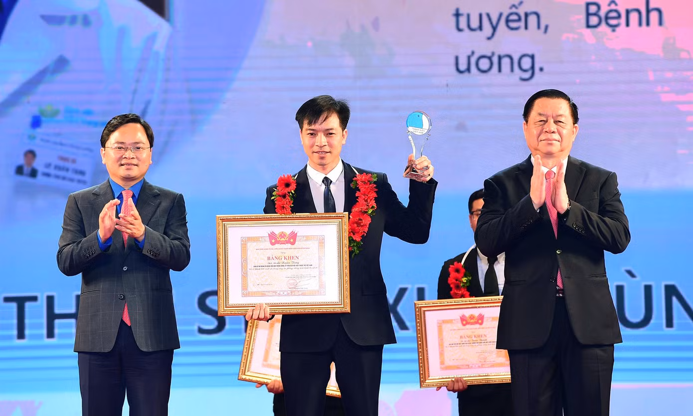 Thầy thuốc trẻ Lê Xuân Tùng nhận khen thưởng