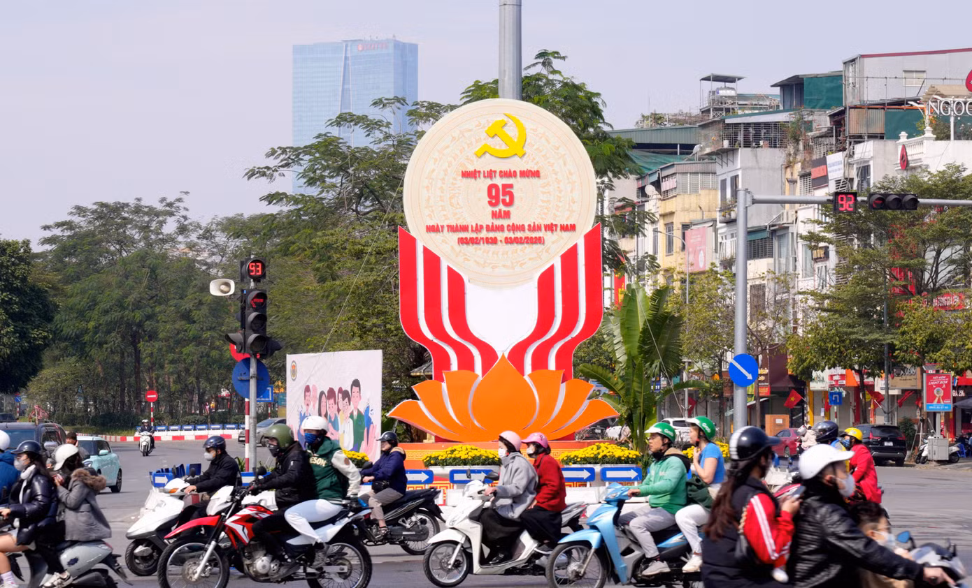 Khu vực trung tâm phố cổ, hồ Hoàn Kiếm và các giao lộ lớn của thành phố ngập tràn không khí vui tươi, mừng ngày kỷ niệm 95 năm thành lập Đảng Cộng sản Việt Nam.