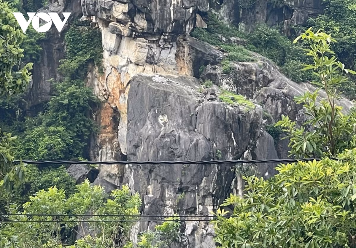Khu vực nguy cơ cao sạt lở có 1 tảng đá lớn nặng hơn 300 tấn