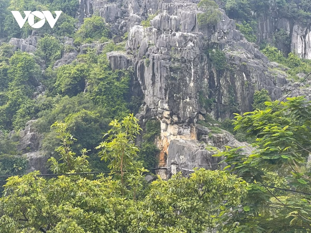 Xuất hiện vị trí sạt lở núi đá tại thị trấn Phong Nha, huyện Bố Trạch, tỉnh Quảng Bình