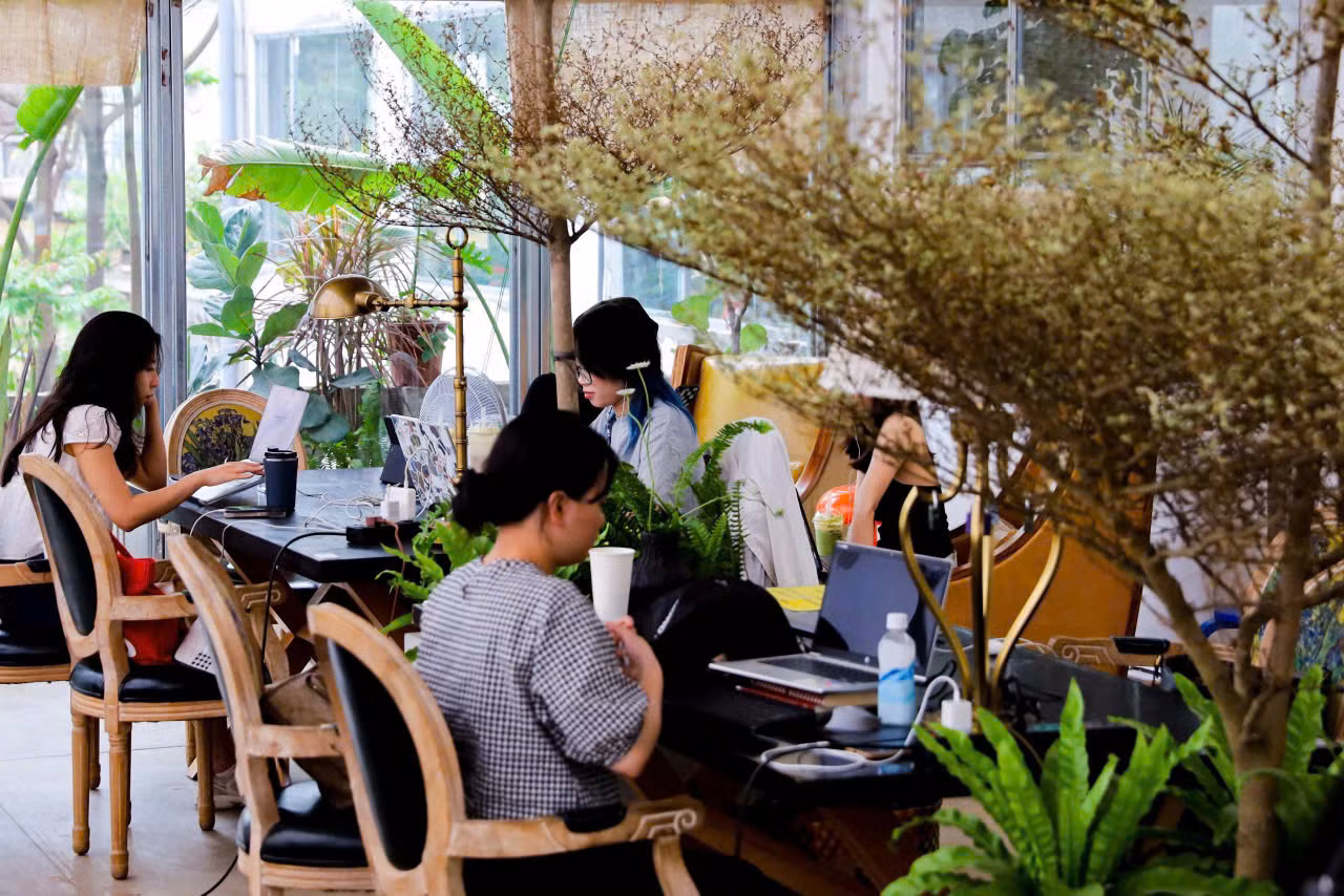 Tầng 3 mang đến không gian linh hoạt, nơi các bạn trẻ có thể thoải mái trao đổi công việc, làm việc nhóm hoặc thư giãn.