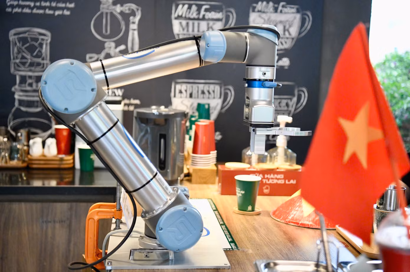 Bốn robot thông minh: Tú, Bảo, Chi, Thư được giao nhiệm vụ pha chế, viết thư pháp, chụp hình và bưng bê đã được chủ quán đưa vào phục vụ khách hàng nhân dịp lễ 30/4-1/5 năm nay.