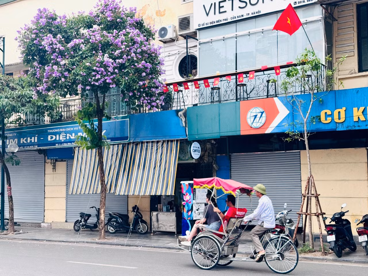 Với ưu điểm là cây bóng mát, phù hợp với không gian đô thị, do đó, cây bằng lăng được trồng nhiều ở các tuyến phố Hà Nội như phố Kim Mã, Đinh Tiên Hoàng, Thợ Nhuộm...