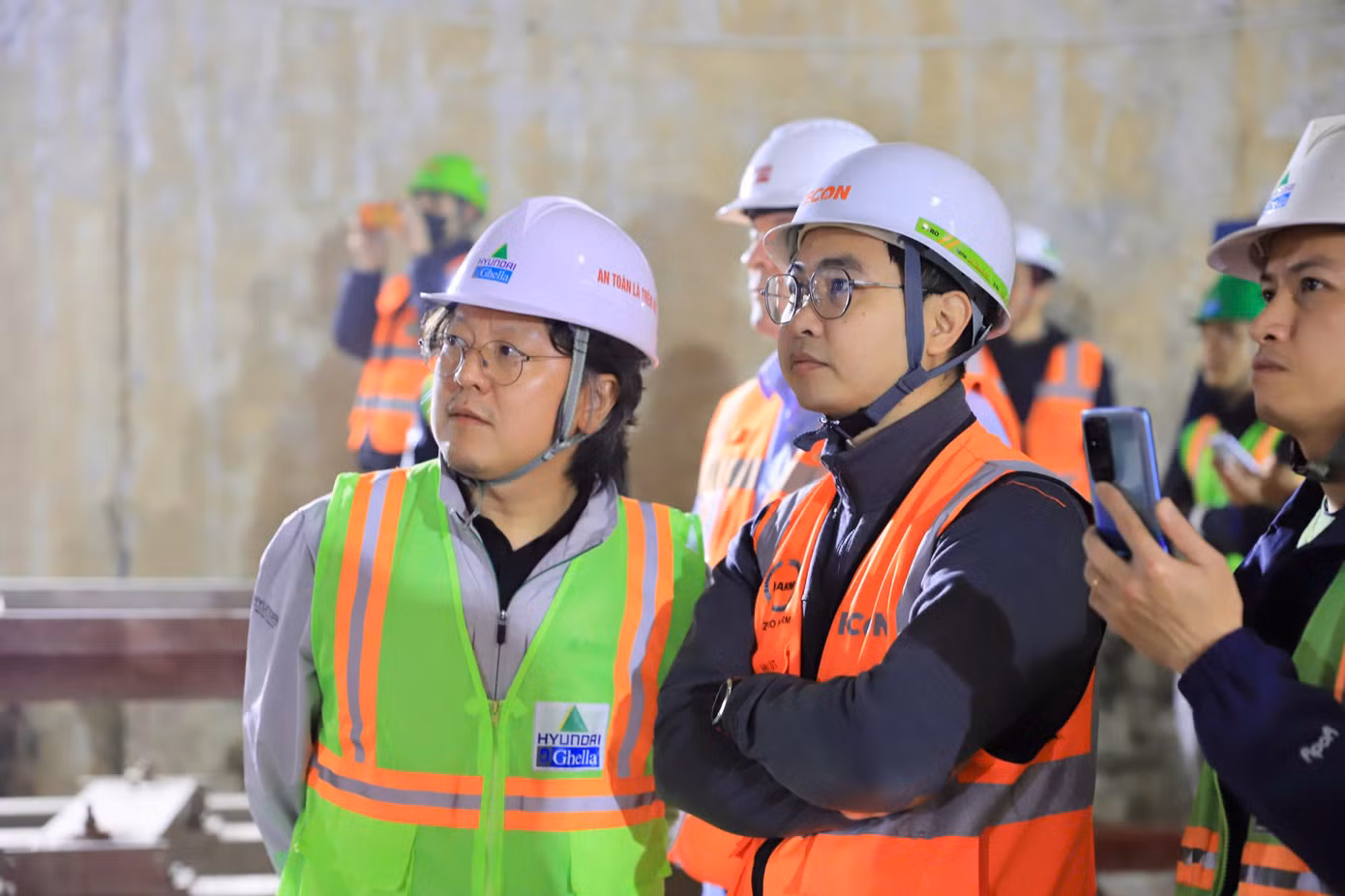 Ngay từ sáng 7/3, công tác chuẩn đã sẵn sàng. Các kỹ sư, công nhân của nhà thầu thi công ngóng chờ phút giây TBM “Thần tốc” xuyên lòng đất tiến vào ga S10.