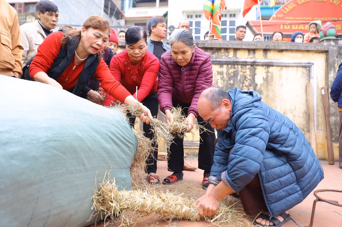 Tương truyền, vào đời Vua Hùng thứ 18, khi đất nước có nạn ngoại xâm, tướng quân Phan Tây Nhạc được Vua Hùng giao thống lĩnh quân binh đi đánh giặc. Tướng quân Phan Tây Nhạc lĩnh ý vua, nhận đủ quân số và gấp rút ngày đêm luyện rèn binh sĩ. Việc hành quân gấp gáp, nếu binh sĩ không được ăn đúng bữa thì khó có sức đuổi giặc. Ông nghĩ ra cách tổ chức thi nấu cơm có thưởng ngay trong quân ngũ để nhanh chóng ổn định đội quân hậu cần giỏi nấu nướng.