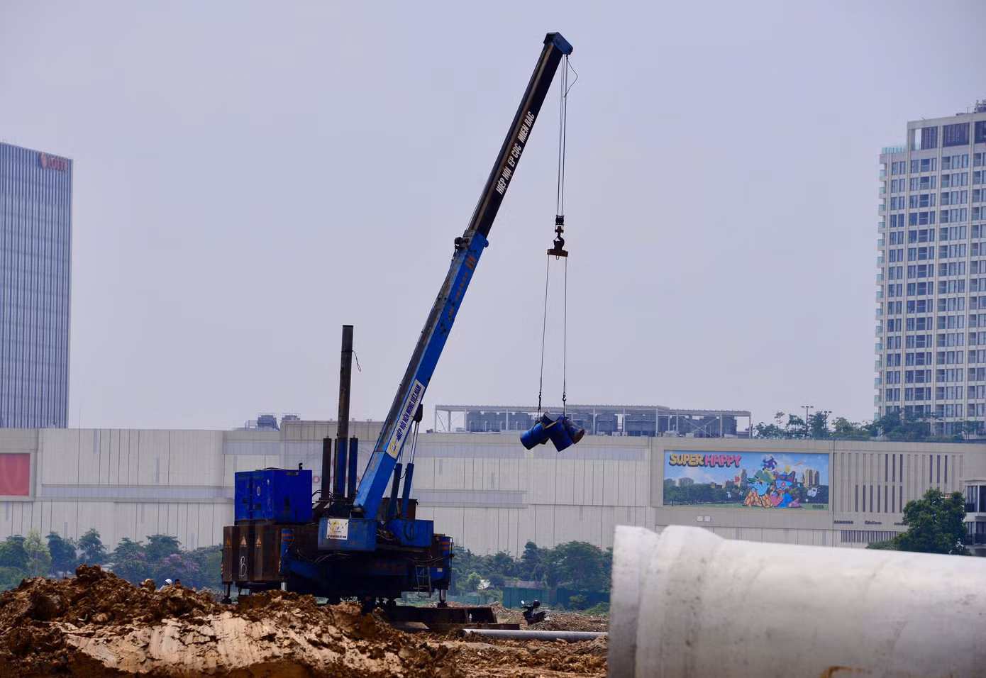 Trên công trường, các khu đất đang được san nền, bóc tách và tạo hình mặt bằng, chuẩn bị cho hệ thống đường nội bộ và các tiện ích mặt nước.