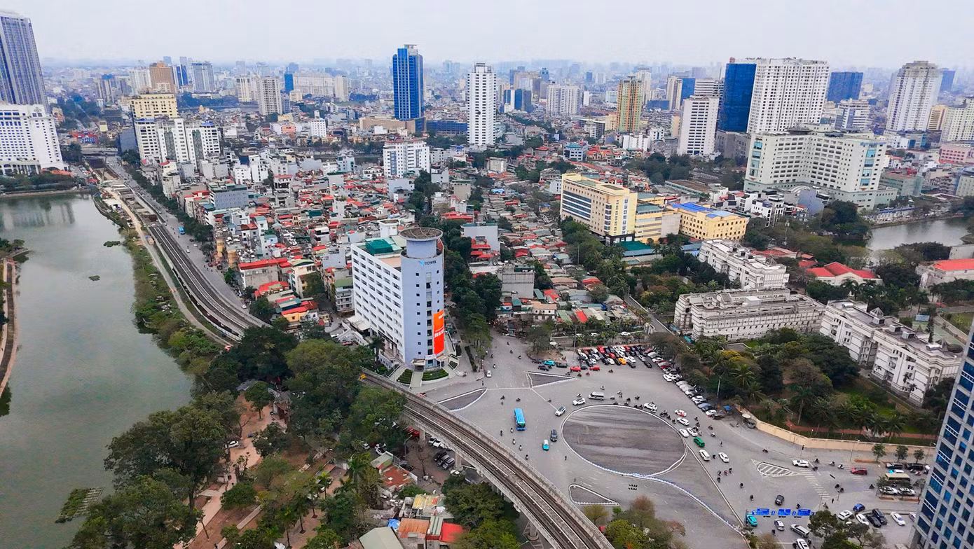 Tại quận Đống Đa và Ba Đình, dự án xây dựng đường Vành đai 1 Hoàng Cầu - Voi Phục đang rục rịch triển khai khi một số công trình trên tuyến đang được đơn vị thi công tháo dỡ, bàn giao mặt bằng cho dự án.
