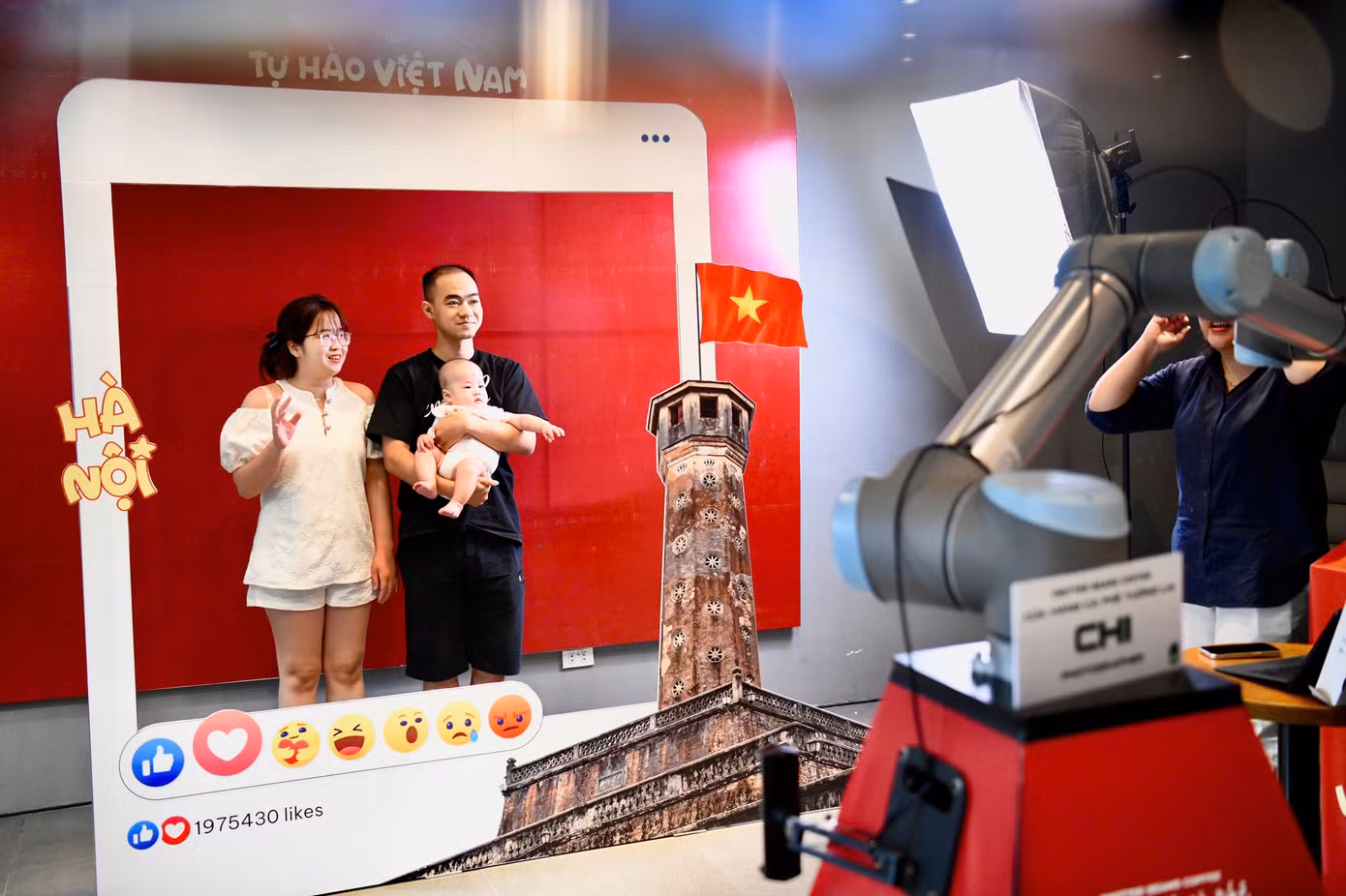Robot cuối cùng đảm nhiệm vai trò chụp ảnh, ghi lại khoảnh khắc hoàn hảo như một nhiếp ảnh gia chuyên nghiệp.