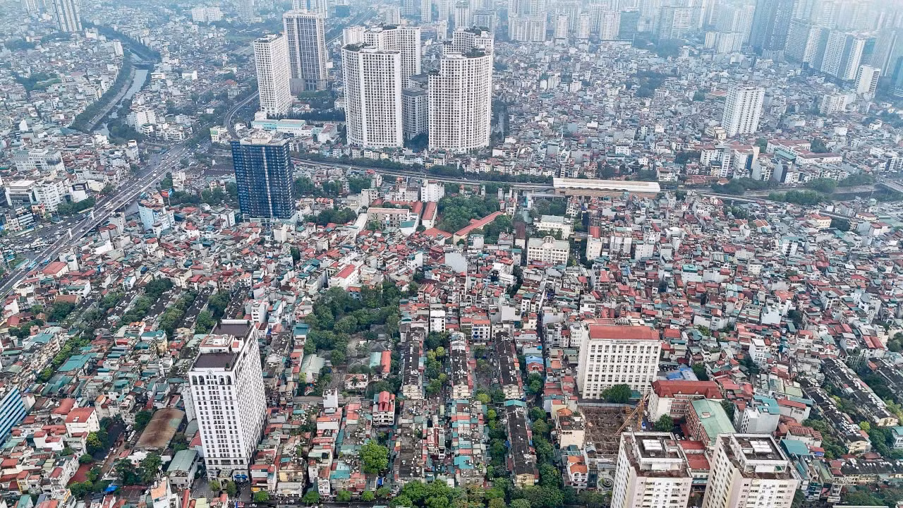 Giữa lòng Hà Nội hiện đại với những tòa nhà cao tầng hiện đại, những khu chung cư cũ kỹ vẫn lặng lẽ tồn tại như dấu ấn thời gian.