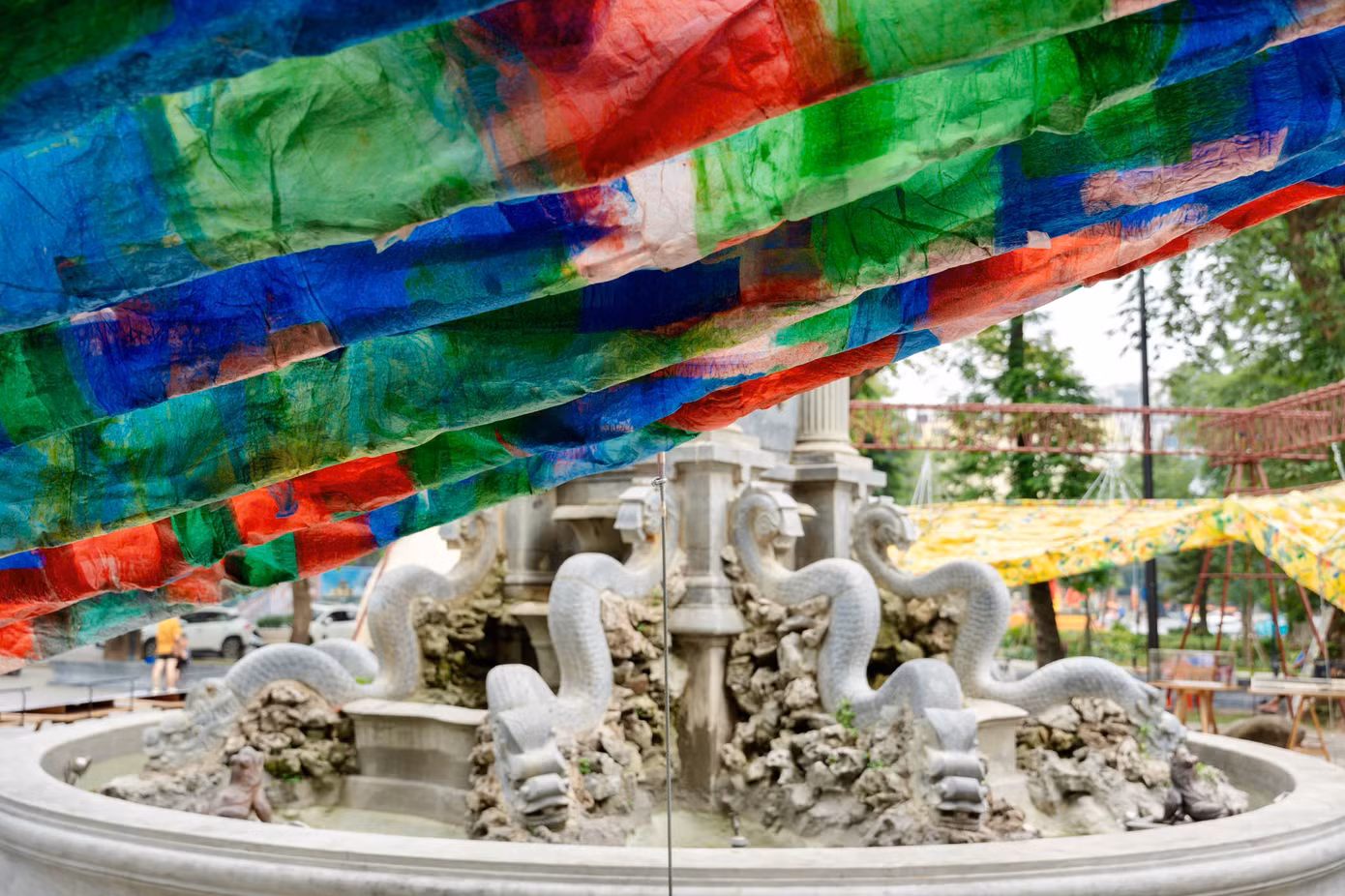 Không gian trưng bày được thiết kế như một “khu vườn tái chế” sống động với nhiều tác phẩm sắp đặt, mô hình và tiểu cảnh nghệ thuật, trở thành điểm đến hấp dẫn du khách. Triễn lãm dự kiến kéo dài đến hết ngày 18/5.