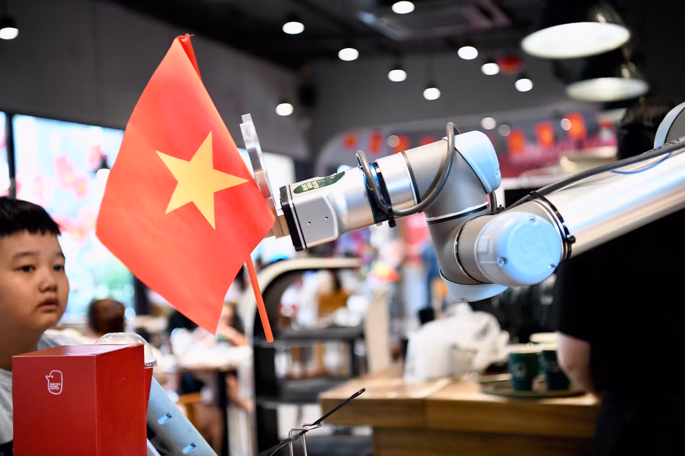 Du khách rất hào hứng trải nghiệm dịch vụ mới lạ, độc đáo này tại quán trong những ngày nghỉ lễ.