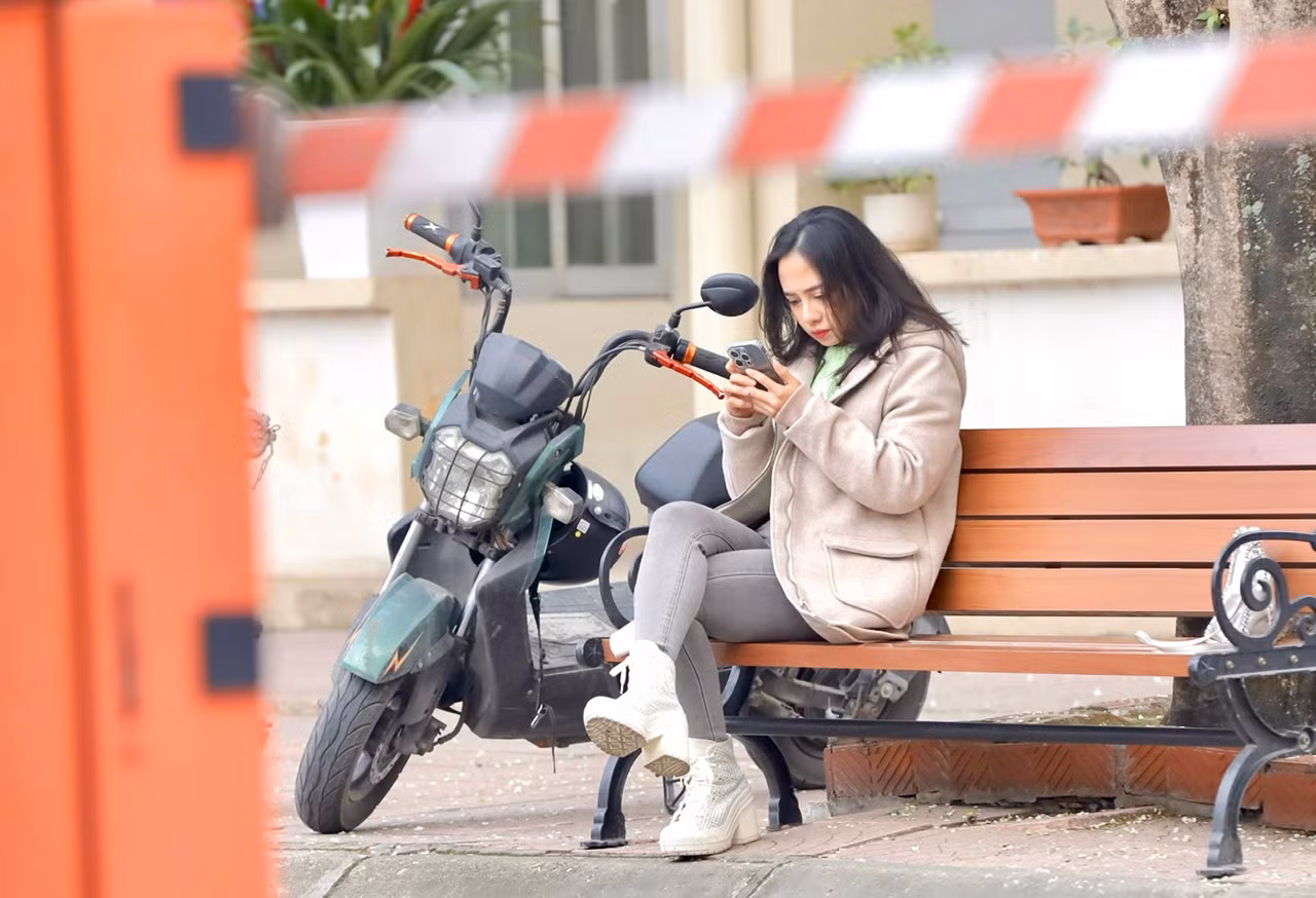 Những ngày này, nhiều người dân, đặc biệt là giới trẻ đã tìm đến với khu ngoại giao đoàn trên phố Hồ Đắc Di để chụp ảnh check-in với sắc trắng tinh khôi của hoa sưa.