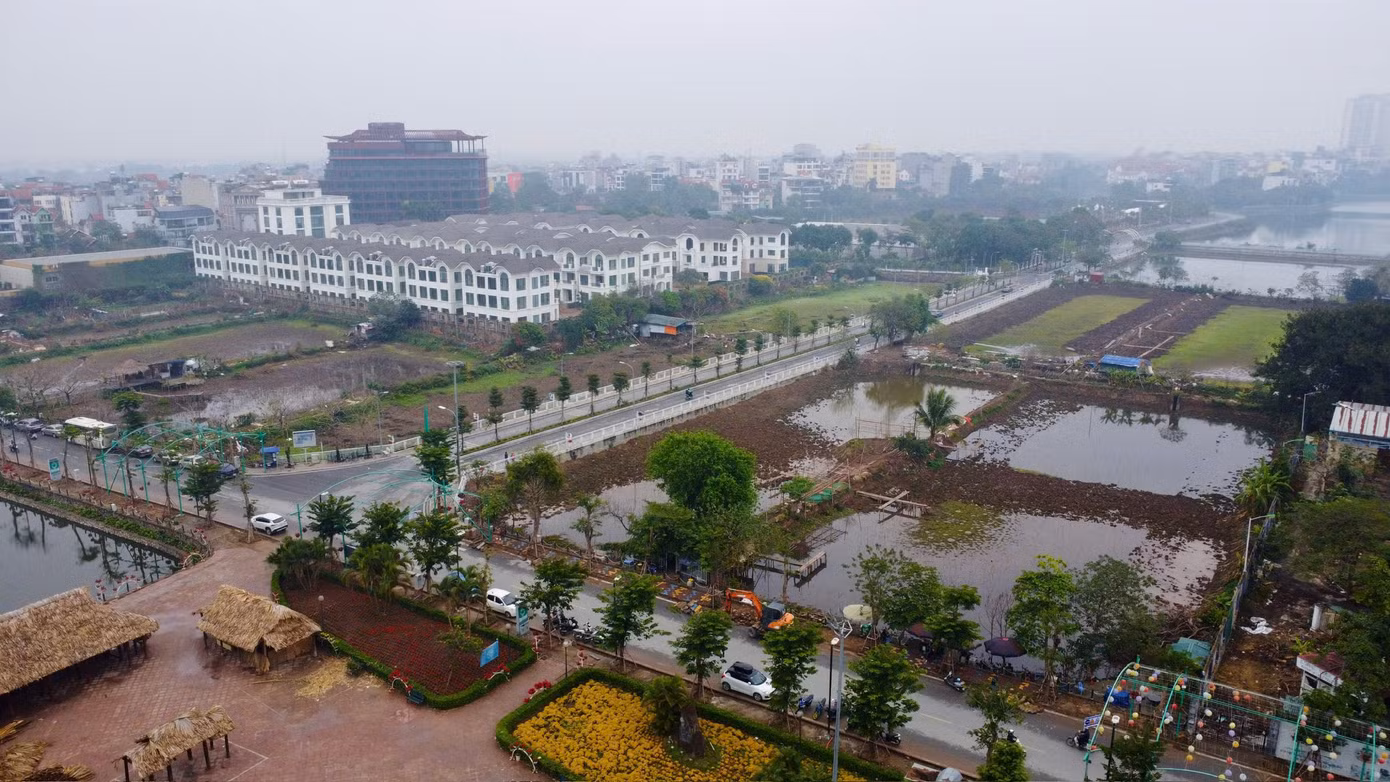 Theo ghi nhận của PV, hồ Sen là hồ nằm gần hồ Tây (tại khu vực Đầm Bảy, phường Nhật Tân), đây là địa điểm chụp ảnh, check-in nổi tiếng bởi hồ được trồng rất nhiều sen vào mùa hè.
