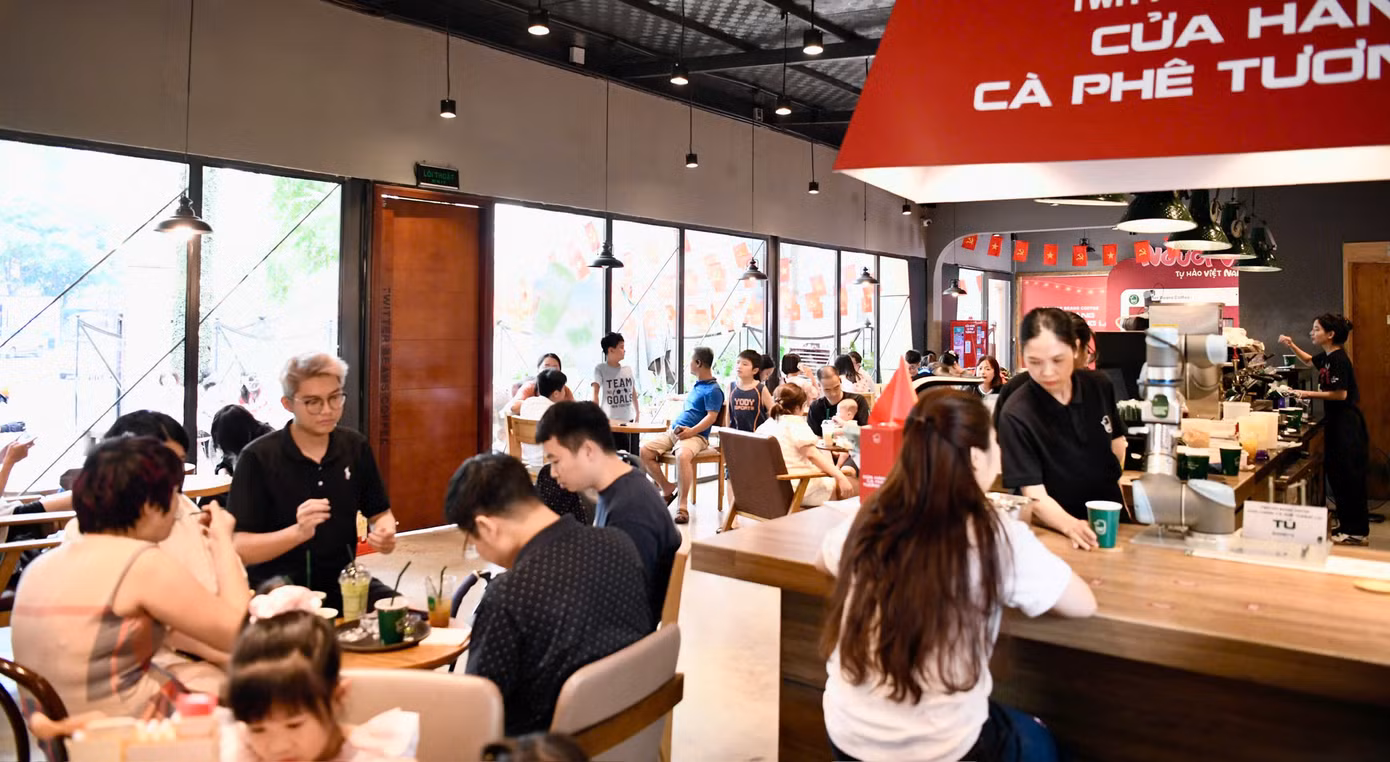Trải nghiệm thực tế tại quán, nhiều người tỏ ra thích thú với mô hình mới lạ, độc đáo này, Anh Kim Việt Tiến (Yên Hòa, Cầu Giấy) chia sẻ: "Lần đầu tiên tôi được trải nghiệm cà phê do robot phục vụ, đồ uống giữ nguyên hương vị quen thuộc. Robot bê đồ còn tương tác bằng những câu chào thú vị, khác biệt so với hình thức truyền thống".