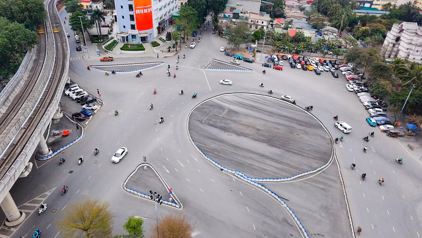 Công trình được Chính phủ phê duyệt vào cuối năm 2017 với chiều dài 2,2km. Dự án đường Vành đai 1 đoạn Hoàng Cầu - Voi Phục có điểm đầu tuyến đường giao với đường Cát Linh-La Thành - Yên Lãng tại Hoàng Cầu (quận Đống Đa) và điểm cuối tại nút giao thông Voi Phục (quận Ba Đình).