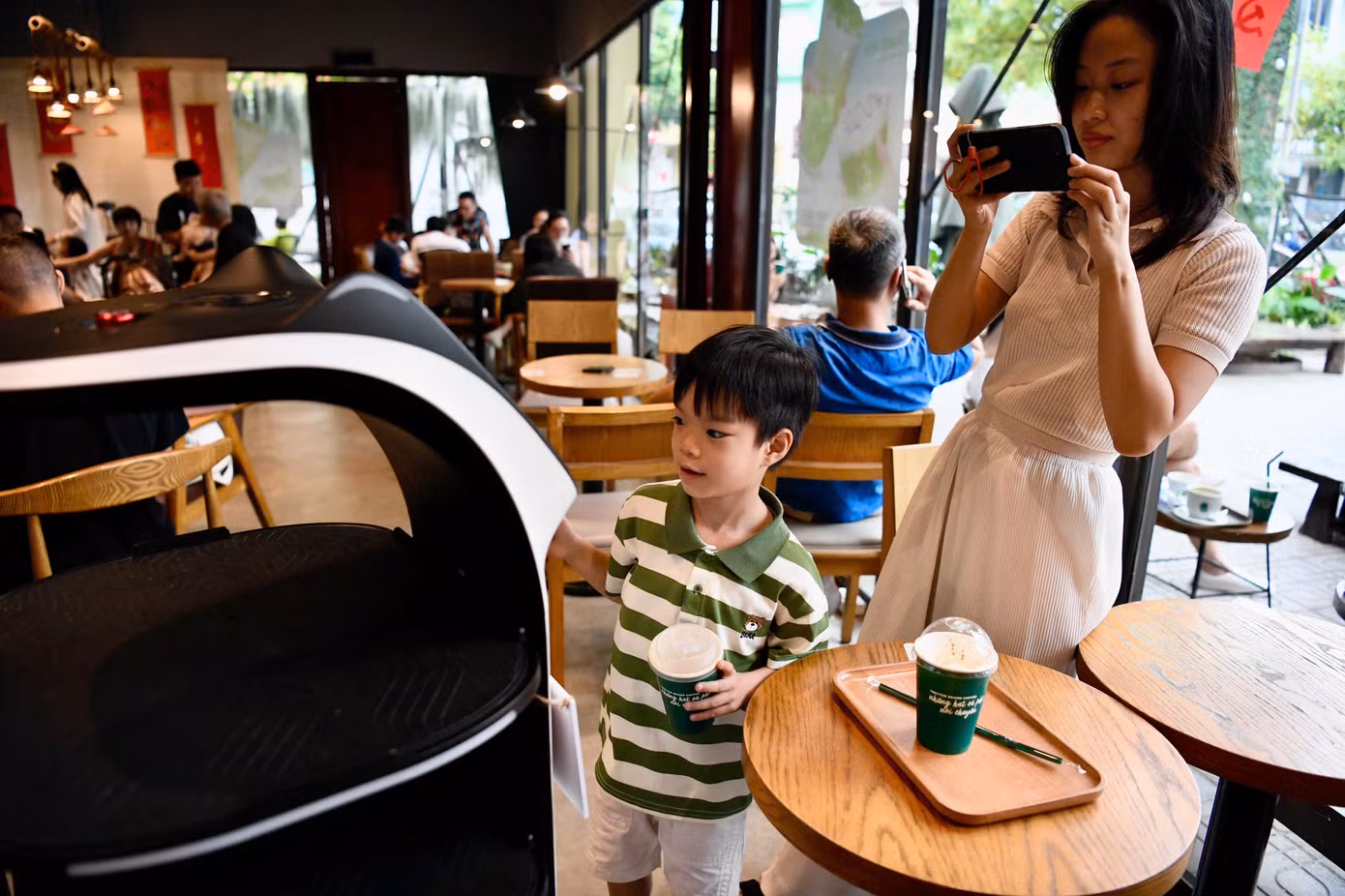 Robot tiếp theo đảm nhận vai trò bưng bê, mang đồ uống đến bàn cho khách, có khả năng tương tác bằng giọng nói cùng những bản nhạc được lập trình trước tạo trải nghiệm thú vị cho thực khách.