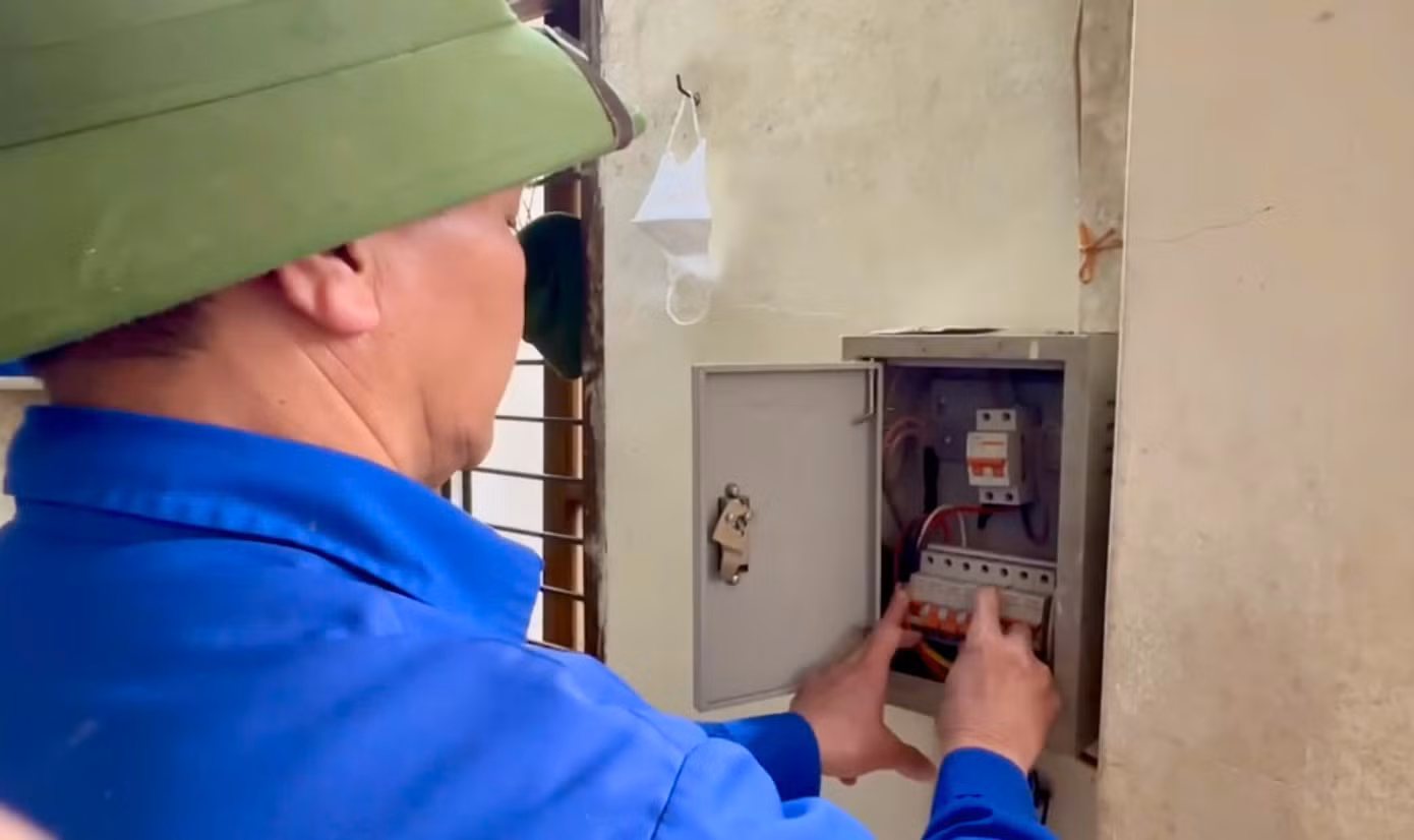Khi nhiệt độ ngoài trời xuống thấp, ngoài hệ thống sưởi điện các công nhân còn tăng cường đốt sưởi bằng củi 24/24 giờ; che chắn kỹ bằng hệ thống bạt phủ tấm lớn.