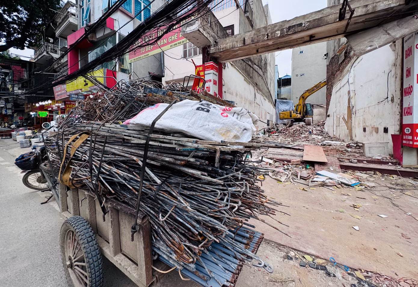 Ghi nhận tại thời điểm tháng 3, một số khu vực đã được phá dỡ, người dân tại một số điểm cũng đã chủ động xây dựng lại để phù hợp với quy hoạch của dự án.