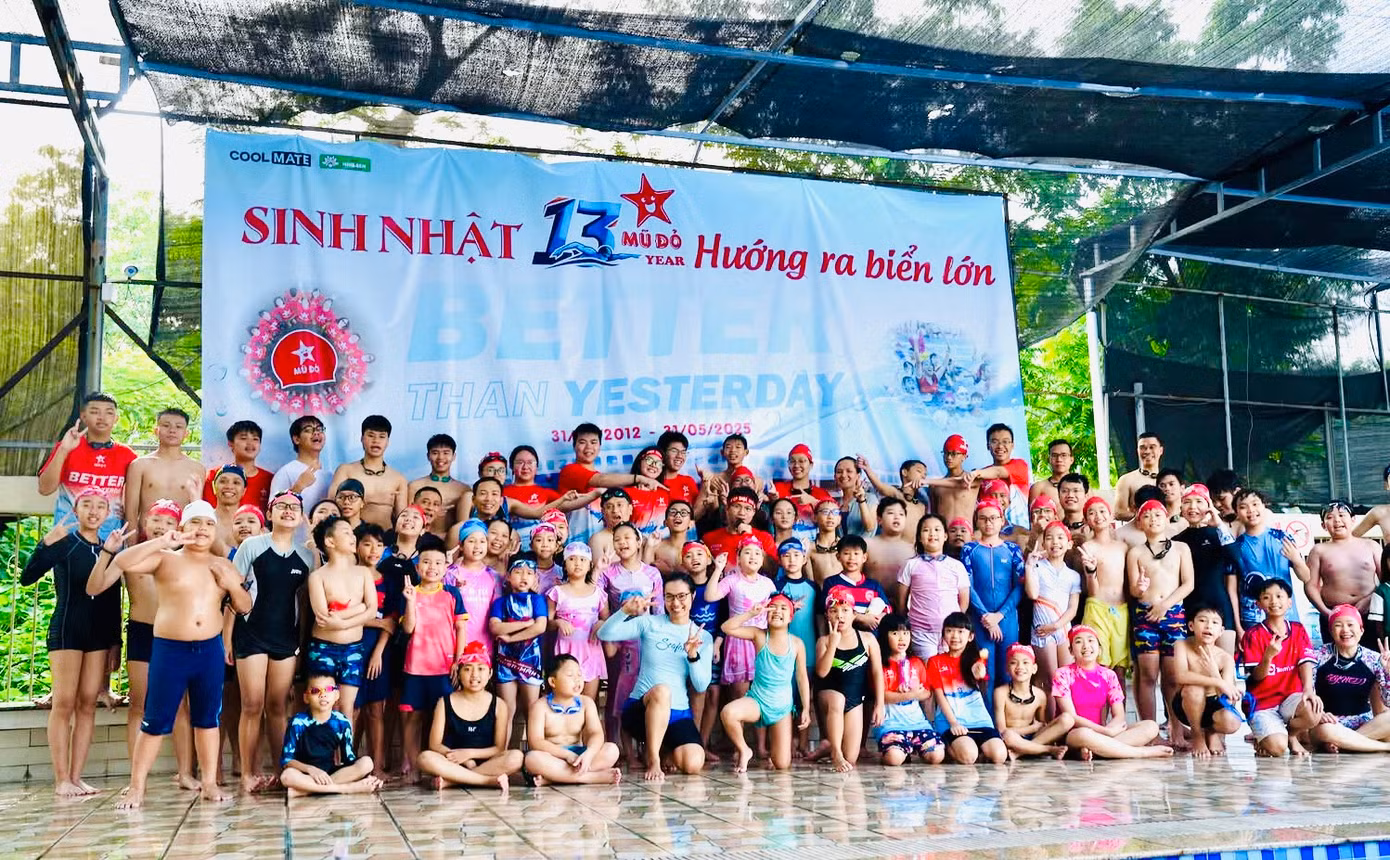 “Với đội bơi Mũ Đỏ, tôi muốn lan toả niềm đam mê bơi lội, khuyến khích thể thao gia đình và giúp tạo dựng sự kiên trì, ý chí vượt qua chính mình và tinh thần không gì là không thể”, anh Nguyễn Văn Thủy chia sẻ.