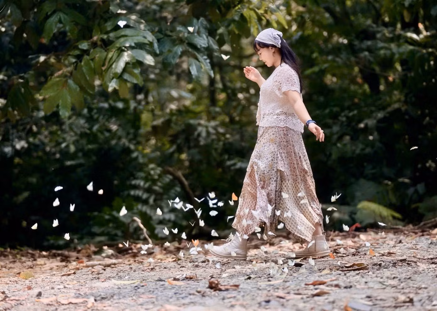 "Bướm rất thích nước ngọt và nước muối, hai loại đồ uống này giúp sự sinh trưởng và kích thích giao hợp của chúng nên du khách có thể đổ một chút ra đất, bướm sẽ tụ lại nhiều hơn", Huy Hoàng chia sẻ kinh nghiệm "săn" được bướm đẹp tại đây.