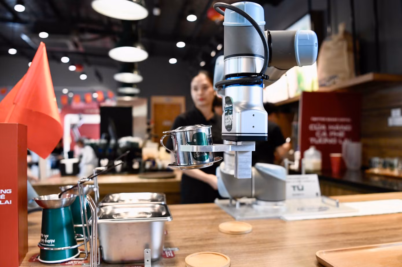 Robot đầu tiên tên Tú đóng vai một "barista" được lập trình pha chế các đồ uống. Hệ thống lập trình của Tú được tính toán chính xác các khoảng cách và góc nắm giữ bình đựng, thìa xúc nguyên liệu… để thao tác đúng với các dụng cụ trong quy trình pha chế.