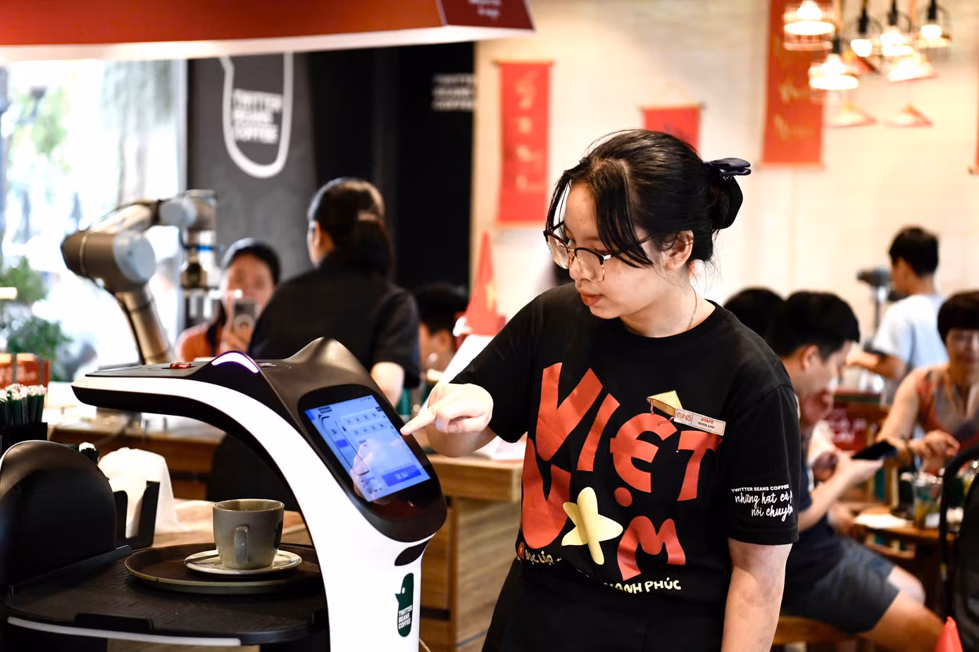 Robot tiếp theo đảm nhận vai trò bưng bê, mang đồ uống đến bàn cho khách, có khả năng tương tác bằng giọng nói cùng những bản nhạc được lập trình trước tạo trải nghiệm thú vị cho thực khách.