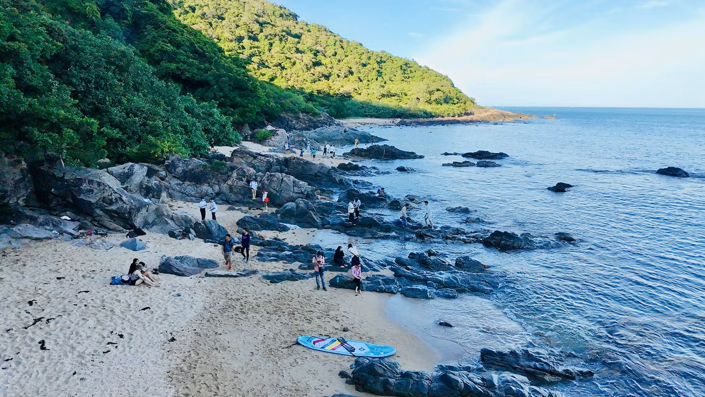 Vượt hơn 1km đường rừng với thời gian di chuyển khoảng gần 30 phút, địa điểm Ghềnh Bàng đã hiện ra trước mắt. Đây là điểm du lịch hấp dẫn, hoang sơ của bán đảo Sơn Trà ở TP Đà Nẵng.