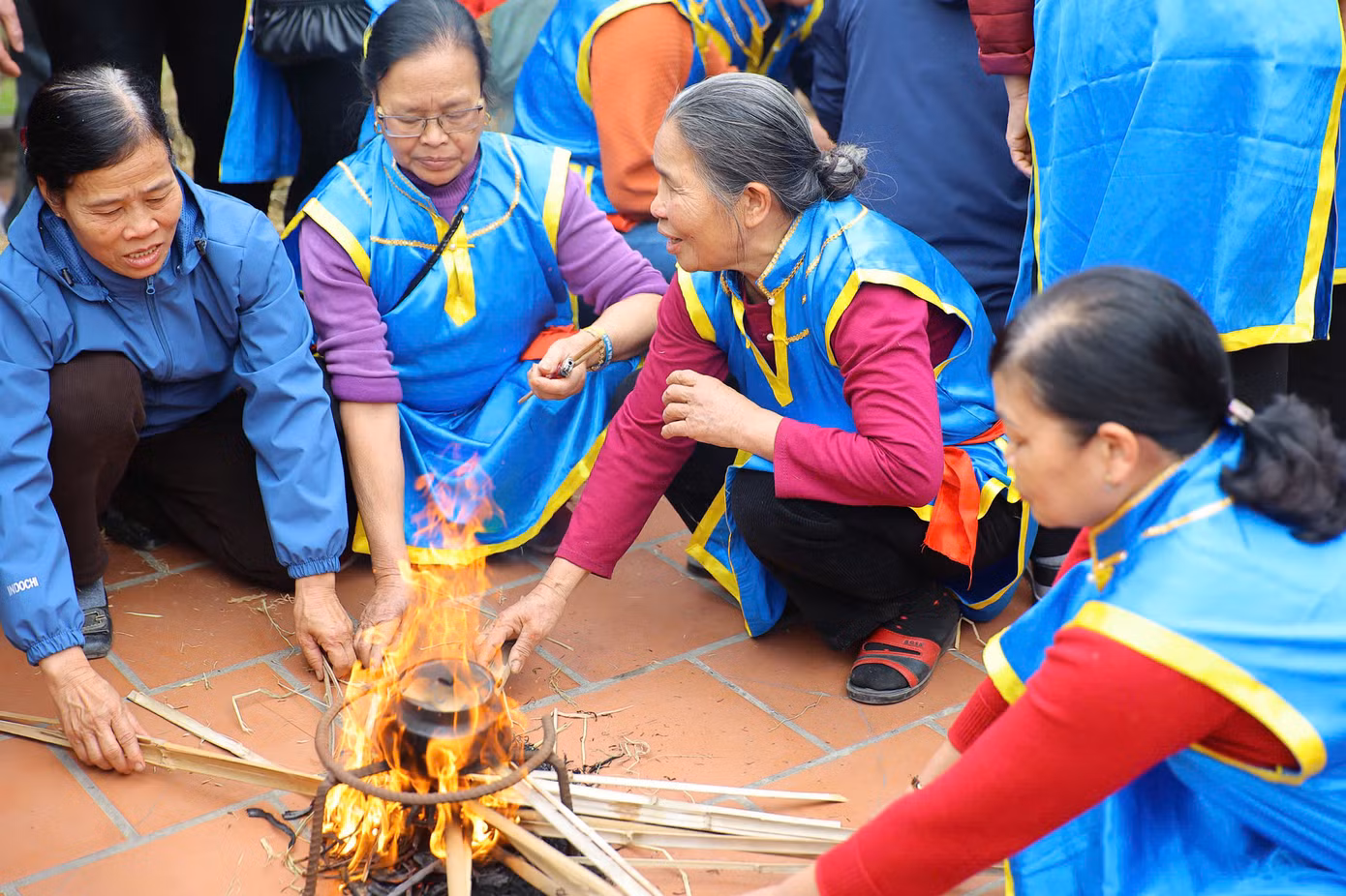 Các thành viên khác thì đun sôi nồi nước trước khi cho gạo vào. Không khí cuộc thi diễn ra rất khẩn trương vì các đội chỉ có khoảng 30 phút từ lúc kéo lửa đến khi cơm chín.