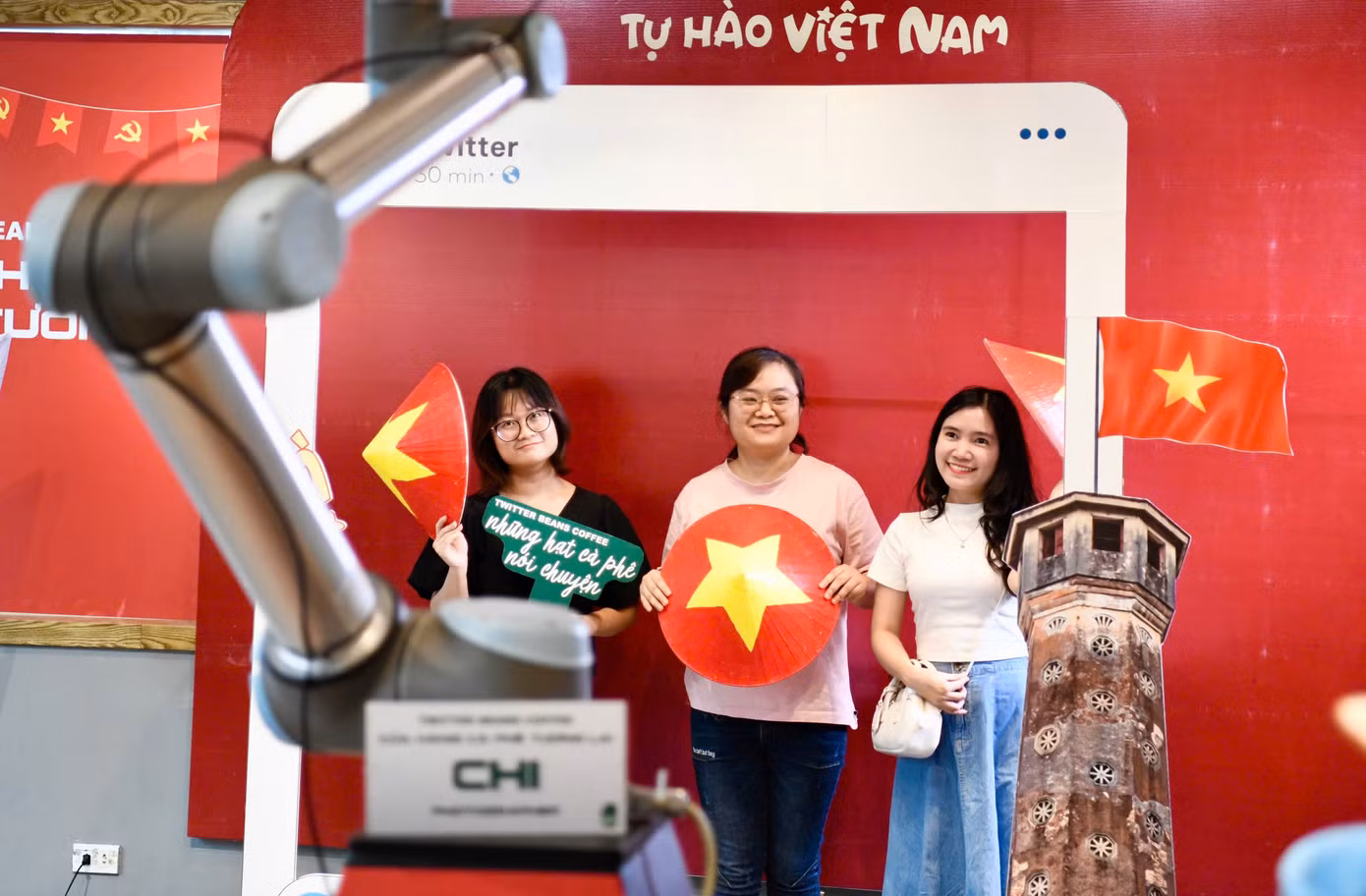 Robot cuối cùng đảm nhiệm vai trò chụp ảnh, ghi lại khoảnh khắc hoàn hảo như một nhiếp ảnh gia chuyên nghiệp.