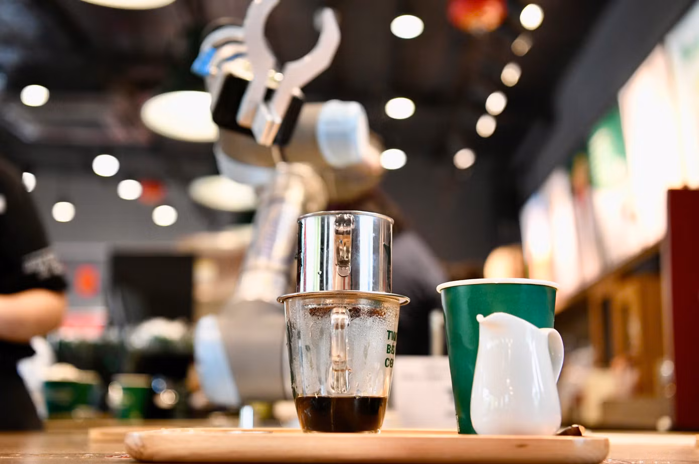 Robot đầu tiên tên Tú đóng vai một "barista" được lập trình pha chế các đồ uống. Hệ thống lập trình của Tú được tính toán chính xác các khoảng cách và góc nắm giữ bình đựng, thìa xúc nguyên liệu… để thao tác đúng với các dụng cụ trong quy trình pha chế.