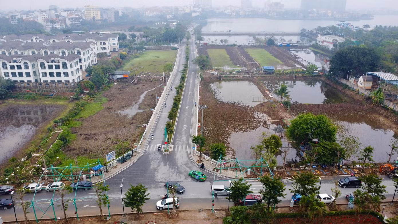 Theo ghi nhận của PV, hồ Sen là hồ nằm gần hồ Tây (tại khu vực Đầm Bảy, phường Nhật Tân), đây là địa điểm chụp ảnh, check-in nổi tiếng bởi hồ được trồng rất nhiều sen vào mùa hè.