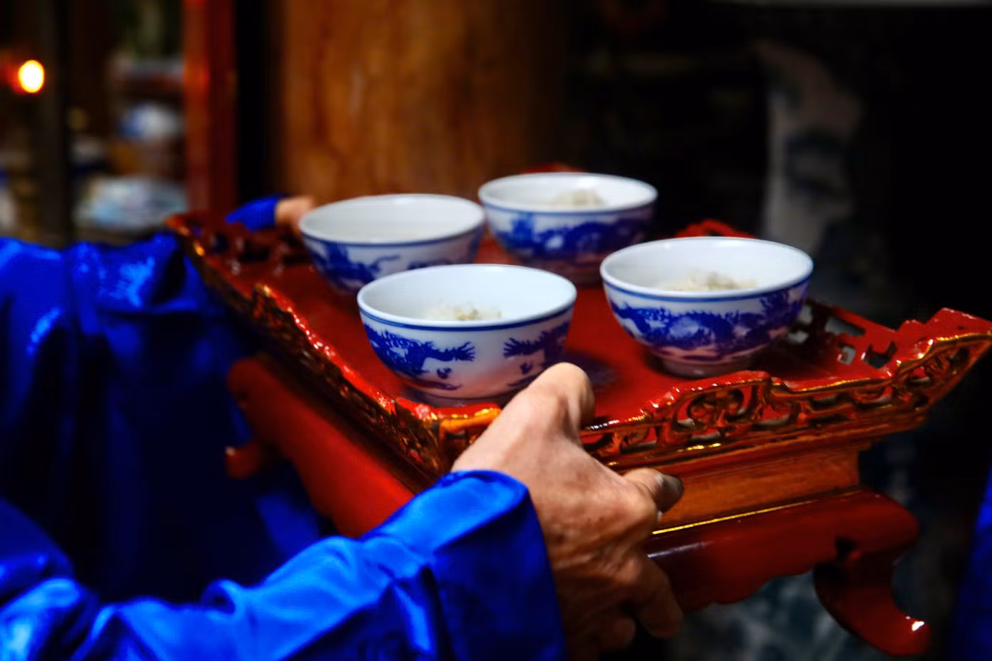 Sau khi tìm đủ 4 nồi cơm, ban giám khảo sẽ mang xới ra bát để dâng lên Thành hoàng làng. Sau khi nồi cơm của đội 4 giành giải nhất được công bố, người dân vội vàng lao tới, tranh nhau bốc một nắm cơm để ăn lấy may đầu xuân năm mới.