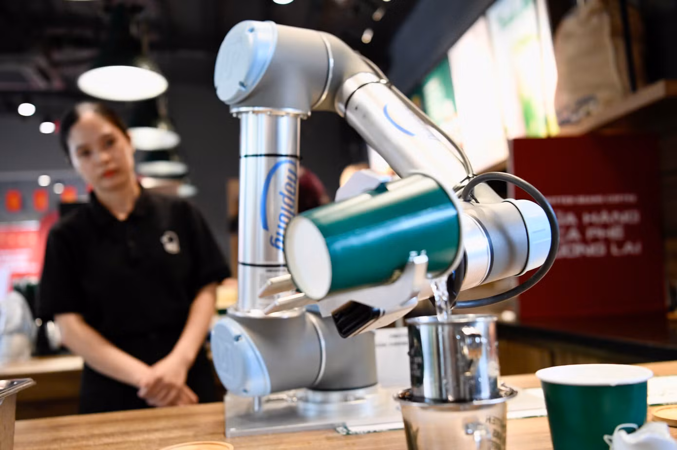 Robot đầu tiên tên Tú đóng vai một "barista" được lập trình pha chế các đồ uống. Hệ thống lập trình của Tú được tính toán chính xác các khoảng cách và góc nắm giữ bình đựng, thìa xúc nguyên liệu… để thao tác đúng với các dụng cụ trong quy trình pha chế.