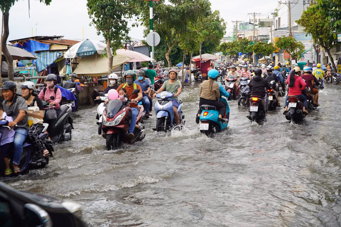 Triều cường gây ngập tại đường Trần Xuân Soạn (quận 7) vào chiều 19/9.