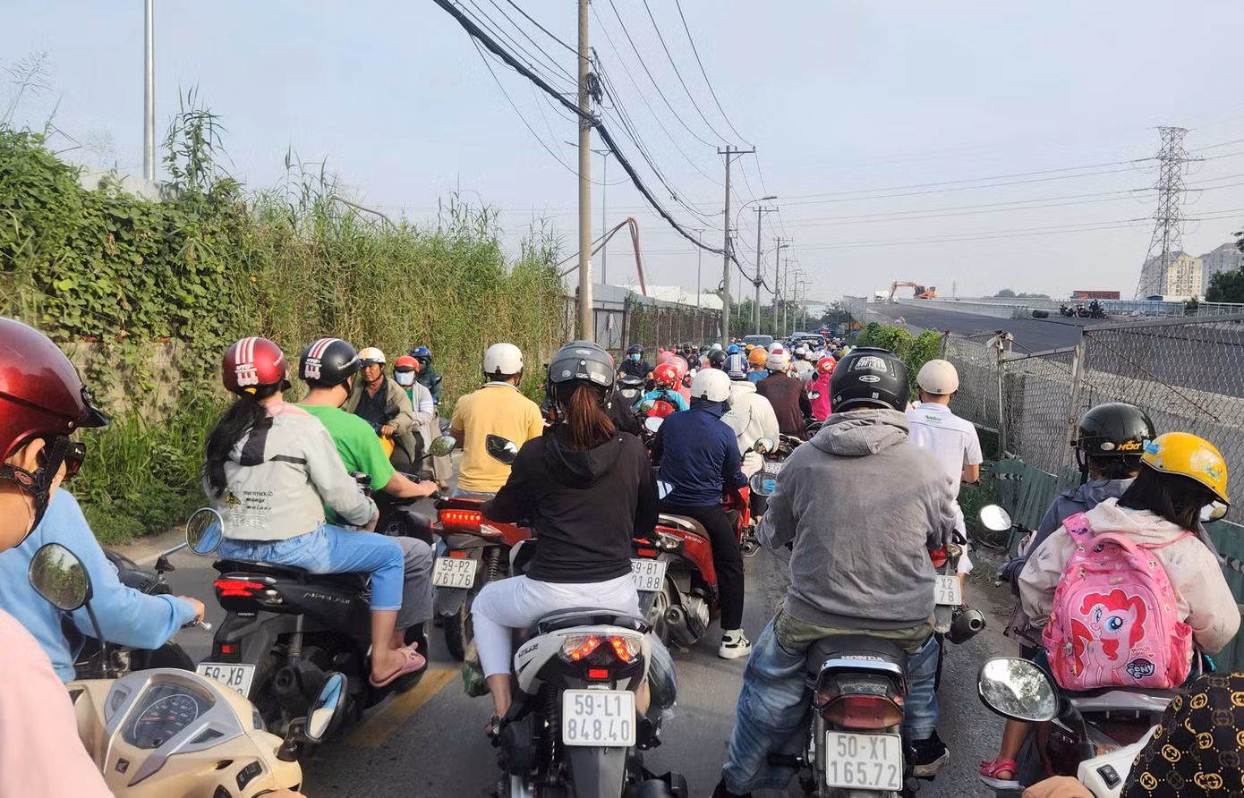 Các phương tiện nối đuôi di chuyển qua khu vực thi công cầu Nam Lý. Ảnh: Trọng Thịnh