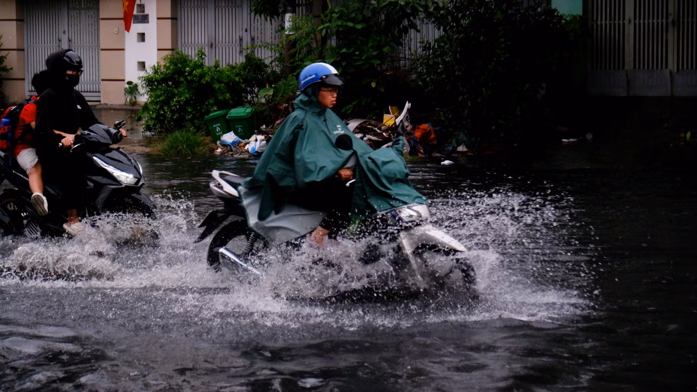 Nước ngập sâu làm các phương tiện di chuyển khó khăn.