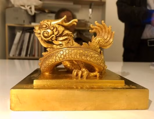 Ấn vàng Hoàng đế chi bảo thời vua Minh Mạng được đúc bằng vàng ròng nặng 10,78 kg, kích thước 13,8x13,7 kg, trên đúc nổi con rồng uốn khúc. Ảnh: CDSVH.