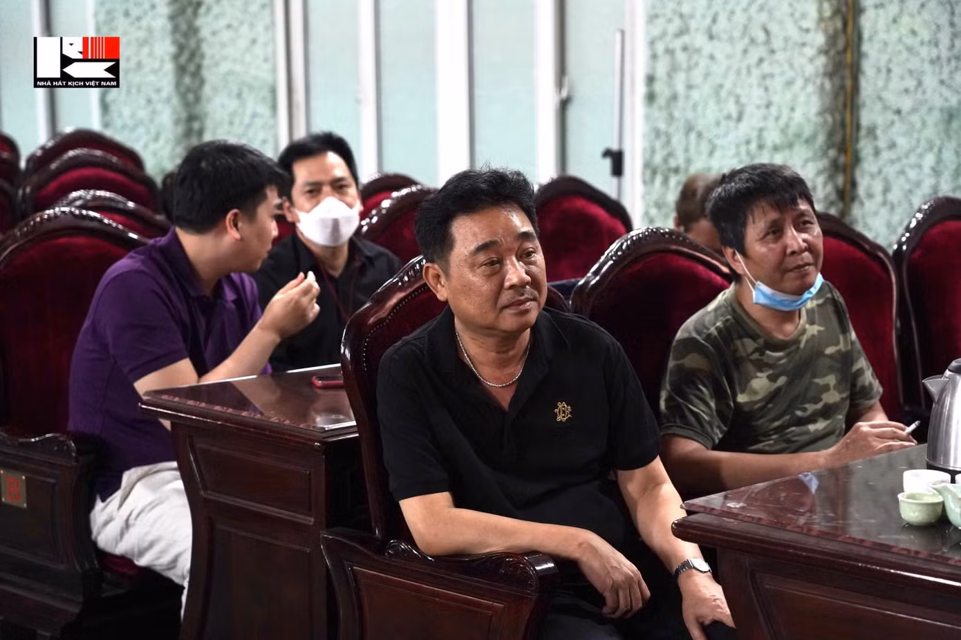 NSƯT Quốc Khánh thuộc dàn nghệ sĩ tên tuổi của Nhà hát Kịch Việt Nam hiện nay. Anh vừa nhận quyết định nghỉ chế độ.