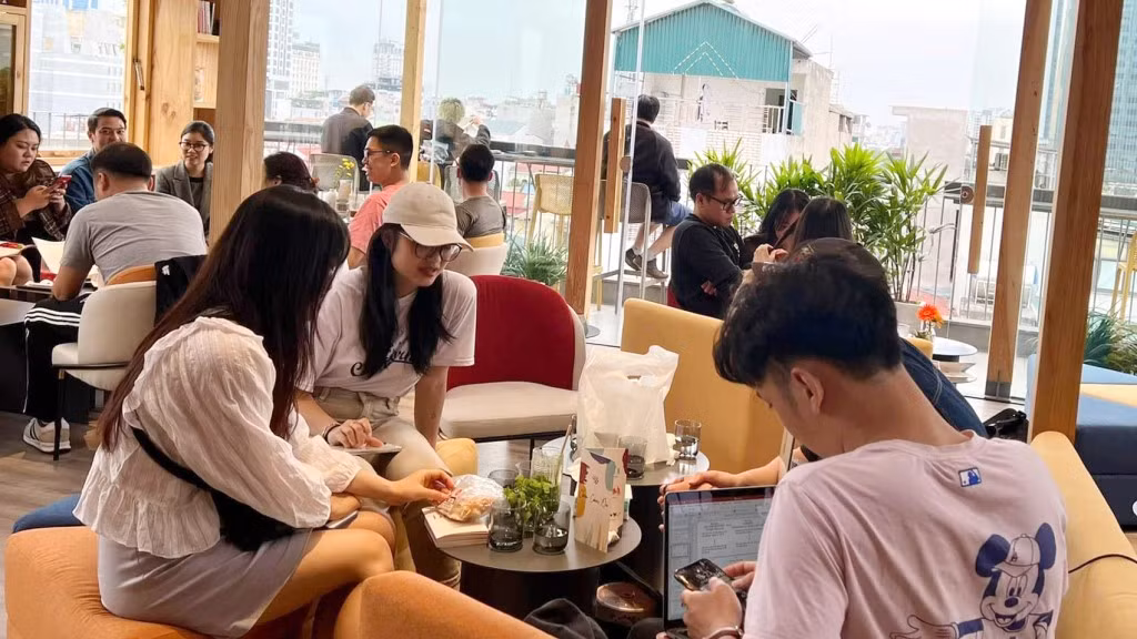 Thói quen đi uống cà phê của người Việt có thể giúp hoạt động kinh doanh đồ uống ổn định.