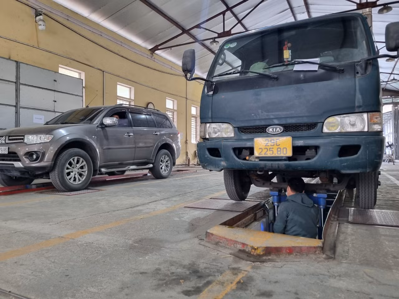 Người dân nếu phát hiện sai phạm trong công tác đăng kiểm có thể gọi đến đường dây nóng (ảnh: Ngọc Mai).