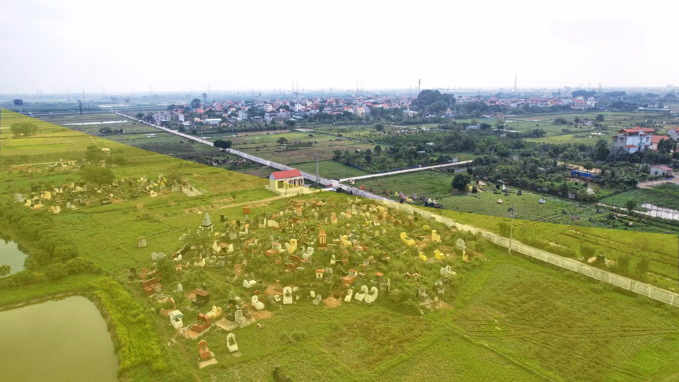 Đường vành đai 4 được định hướng đi qua đồng ruộng, hạn chế tối thiểu việc lấy đất thổ cư để tiết kiệm chi phí đền bù đất. Tuy nhiên, một số địa bàn dân cư vẫn phải chấp nhận ảnh hưởng từ dự án. Trong ảnh là khu nghĩa trang tại xã Văn Bình (huyện Thường Tín) phải di dời hoàn toàn khi đường vành đai 4 (vùng màu vàng) đi qua.