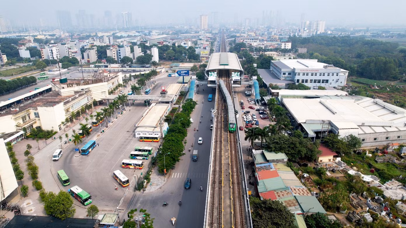 Vành đai 4 sẽ đi qua địa bàn một quận duy nhất của Hà Nội là Hà Đông. Đường vành đai sẽ cắt quốc lộ 6 tại vị trí sát bến xe Yên Nghĩa và ga cuối của tuyến đường sắt đô thị Cát Linh - Hà Đông.