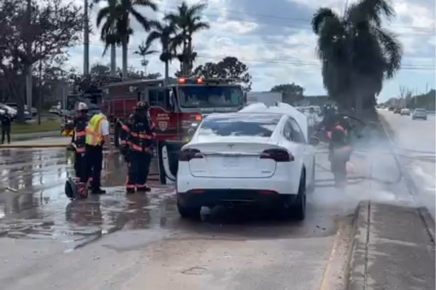 Lính cứu hỏa tại Mỹ đang cố gắng chữa cháy cho xe điện Tesla. Lính cứu hỏa tại Mỹ đang cố gắng chữa cháy cho xe điện Tesla.