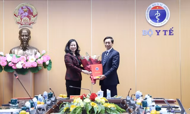 Bộ trưởng Đào Hồng Lan trao quyết định điều động, bổ nhiệm có thời hạn đối với đồng chí Nguyễn Hoàng Long - Ảnh: VGP/NM.
